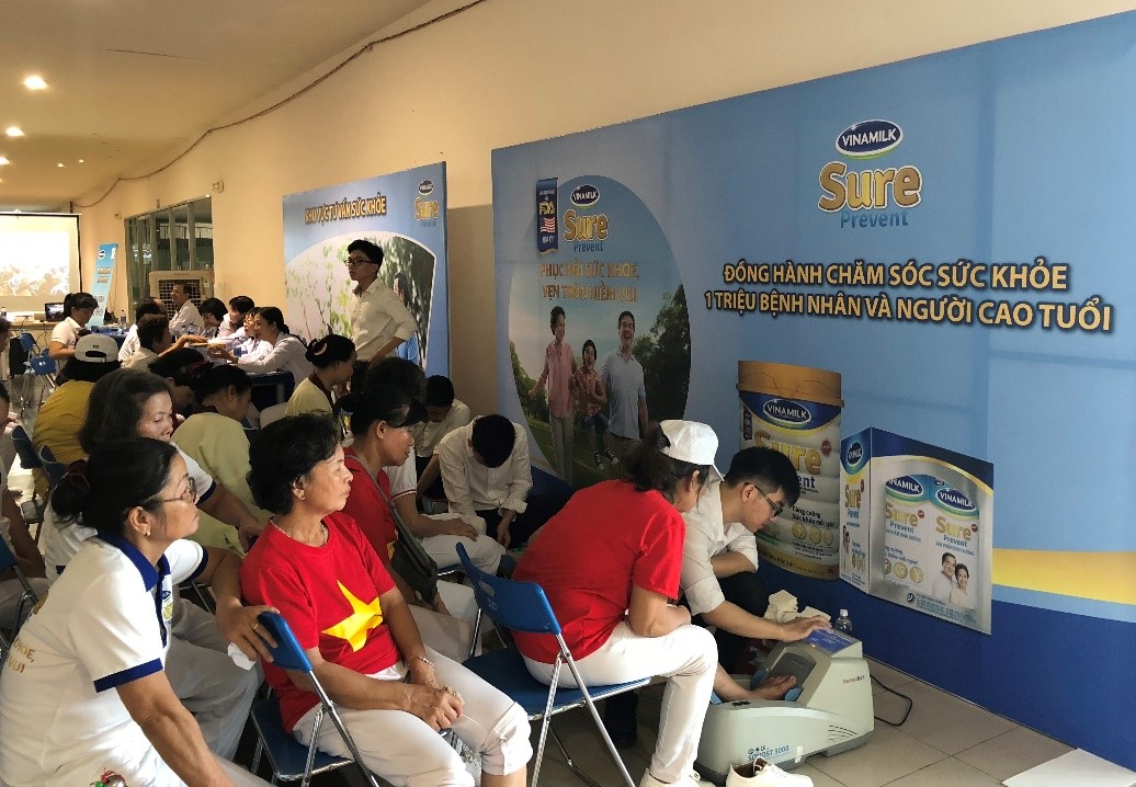 Vinamilk[-]Sure[-]Prevent[-]tiếp[-]tục[-]đồng[-]hành[-]chăm[-]sóc[-]sức[-]khoẻ[-]cho[-]hơn[-]2.600[-]người[-]cao[-]tuổi[-]